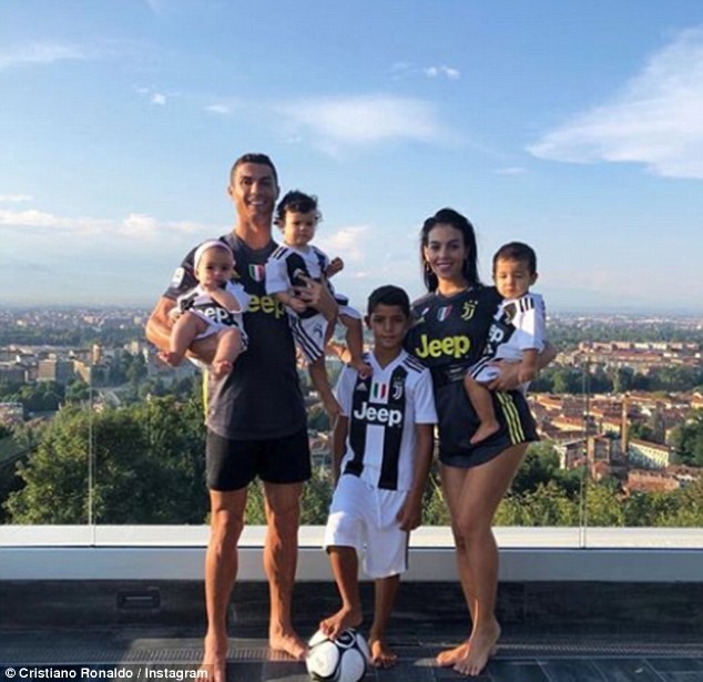 Cristiano Ronaldo khoe ảnh cùng bồ trẻ và 4 con trong màu áo Juventus - ảnh 1
