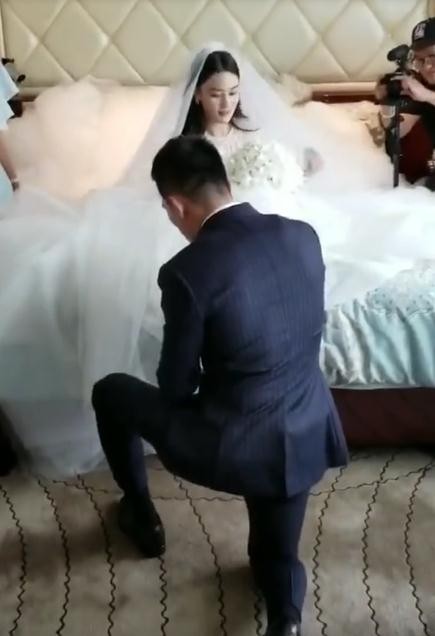Tình địch của Phạm Băng Băng được chồng quỳ gối xỏ giày cưới - ảnh 9