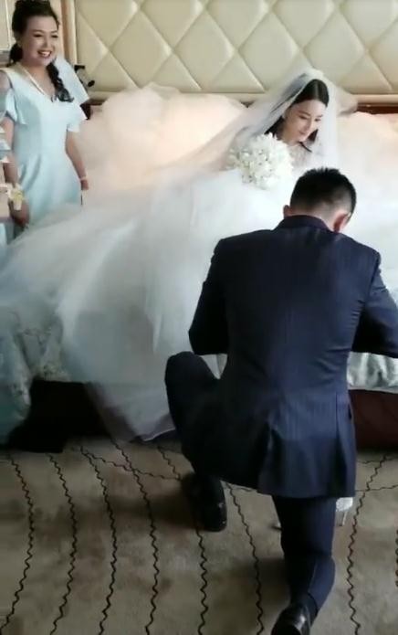 Tình địch của Phạm Băng Băng được chồng quỳ gối xỏ giày cưới - ảnh 10