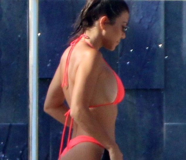 Chị cả nhà Kardashian: 39 tuổi, sinh 3 con vẫn trẻ đẹp hơn các em gái - ảnh 7