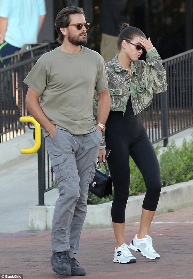 Kourtney Kardashian siêu quyến rũ với áo tắm–váy xuyên thấu 2 trong 1 - ảnh 16