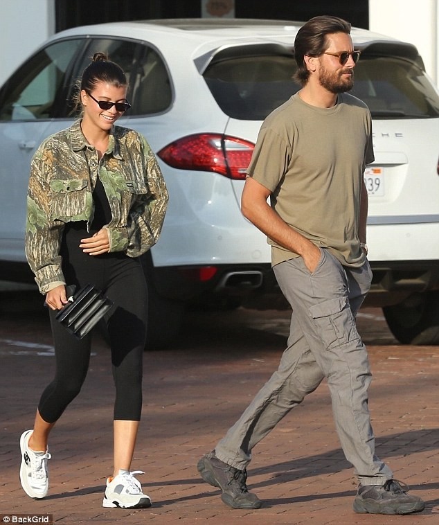 Kourtney Kardashian siêu quyến rũ với áo tắm–váy xuyên thấu 2 trong 1 - ảnh 17