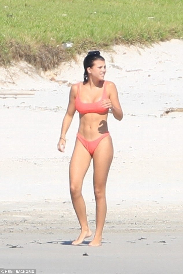 Kourtney Kardashian siêu quyến rũ với áo tắm–váy xuyên thấu 2 trong 1 - ảnh 10