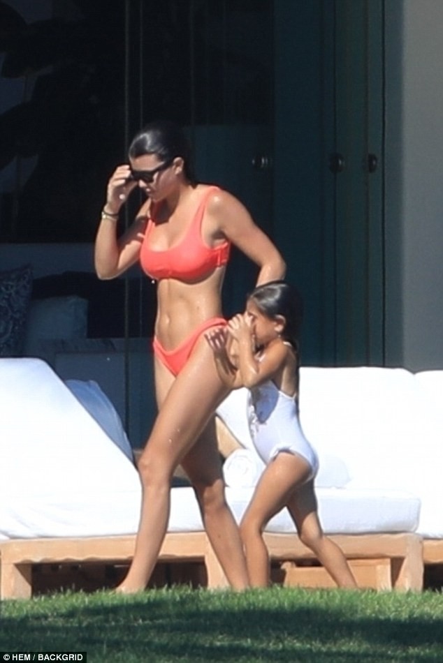 Kourtney Kardashian siêu quyến rũ với áo tắm–váy xuyên thấu 2 trong 1 - ảnh 11