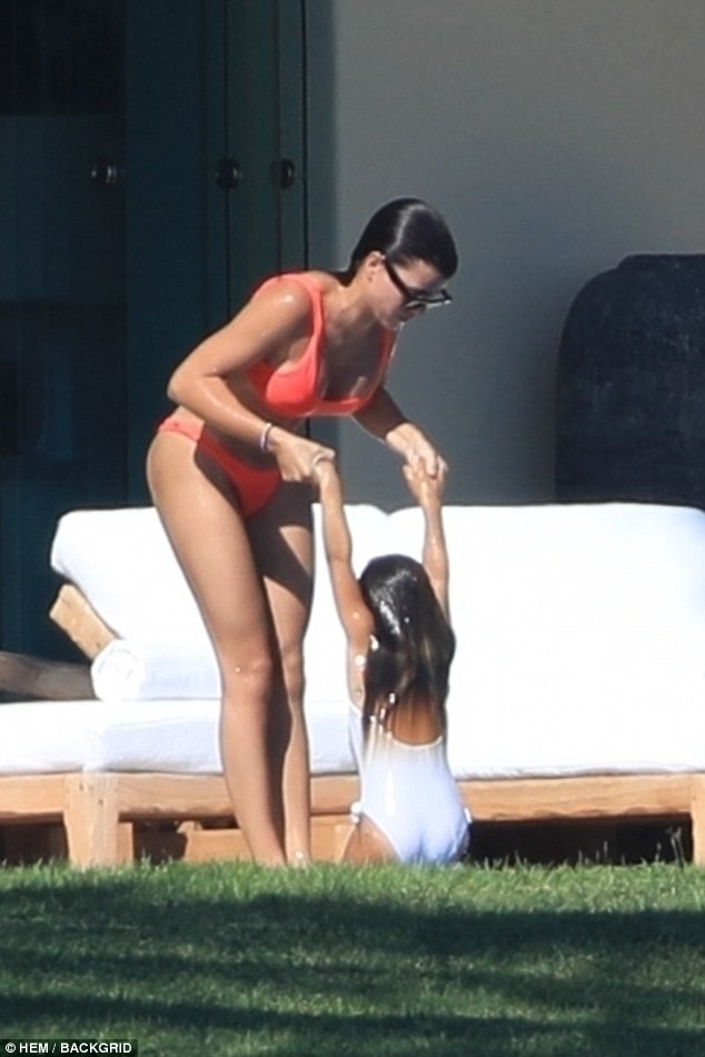 Kourtney Kardashian siêu quyến rũ với áo tắm–váy xuyên thấu 2 trong 1 - ảnh 12
