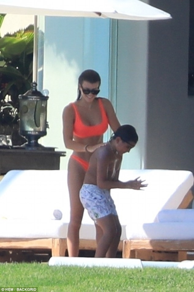 Kourtney Kardashian siêu quyến rũ với áo tắm–váy xuyên thấu 2 trong 1 - ảnh 13