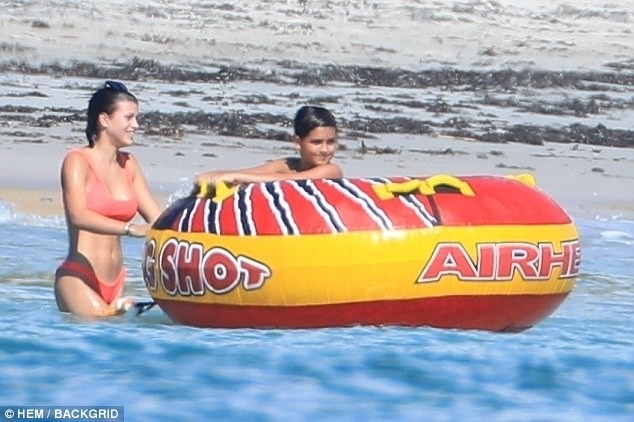 Kourtney Kardashian siêu quyến rũ với áo tắm–váy xuyên thấu 2 trong 1 - ảnh 14