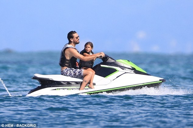 Kourtney Kardashian siêu quyến rũ với áo tắm–váy xuyên thấu 2 trong 1 - ảnh 15