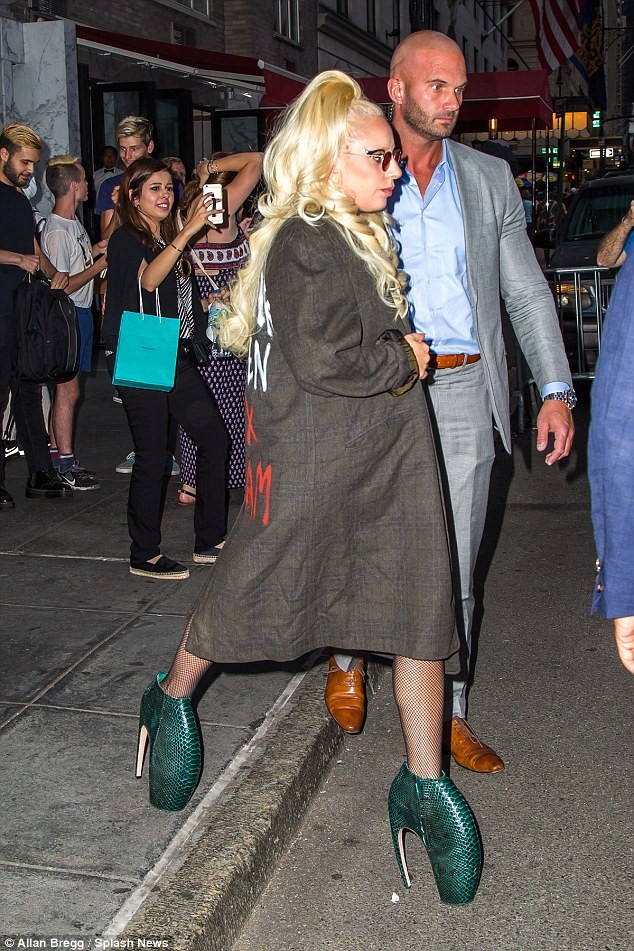 Lady Gaga diện áo choàng nhựa, lấp ló nội y, đi giày cao cả tấc - ảnh 16