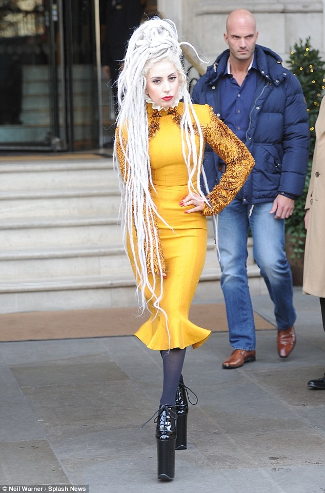 Lady Gaga diện áo choàng nhựa, lấp ló nội y, đi giày cao cả tấc - ảnh 14