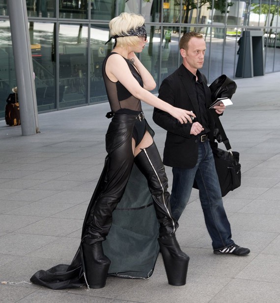 Lady Gaga diện áo choàng nhựa, lấp ló nội y, đi giày cao cả tấc - ảnh 17