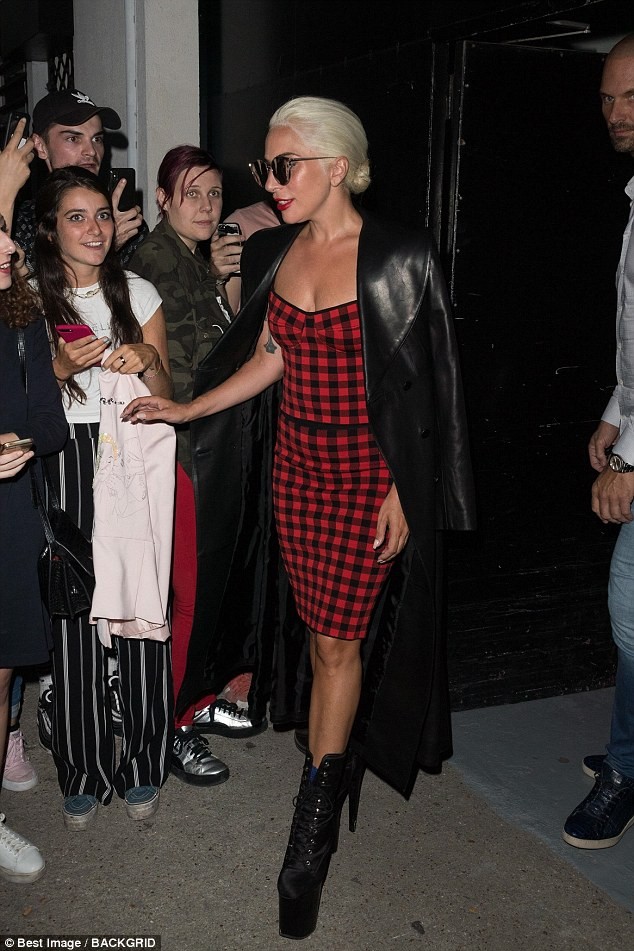 Lady Gaga diện áo choàng nhựa, lấp ló nội y, đi giày cao cả tấc - ảnh 9