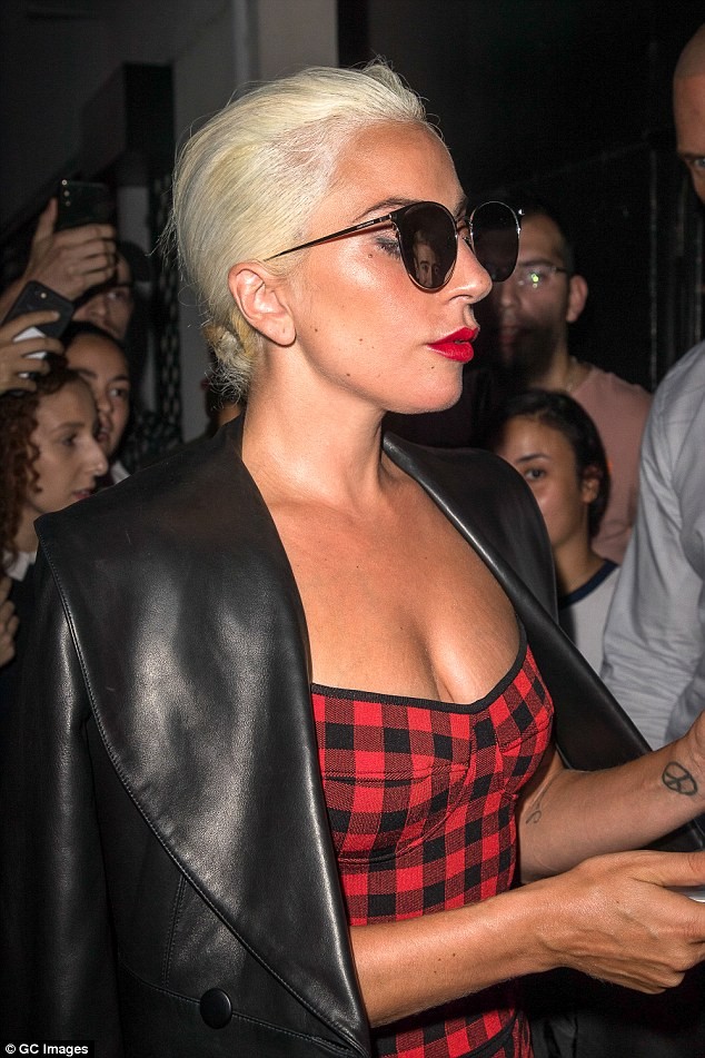 Lady Gaga diện áo choàng nhựa, lấp ló nội y, đi giày cao cả tấc - ảnh 10