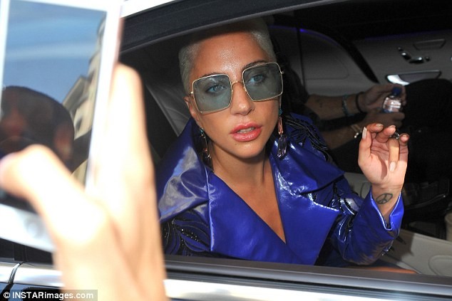 Lady Gaga diện áo choàng nhựa, lấp ló nội y, đi giày cao cả tấc - ảnh 7