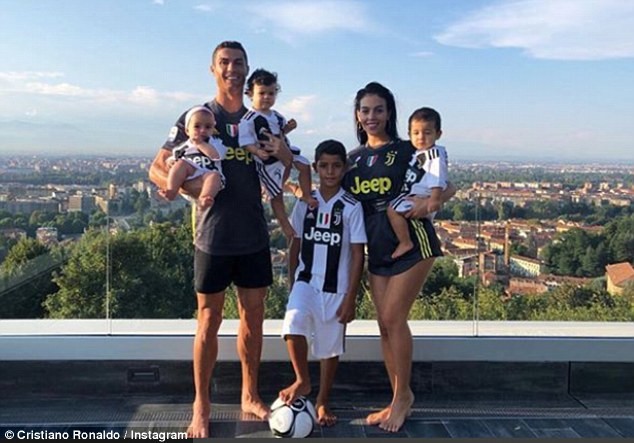 Bạn gái Ronaldo quyến rũ với đầm xẻ cao khoe chân thon - ảnh 11