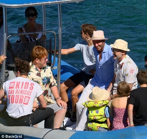 ‘Công chúa’ 7 tuổi nhà Beckham bụ bẫm, tóc ngắn cực dễ thương - ảnh 15