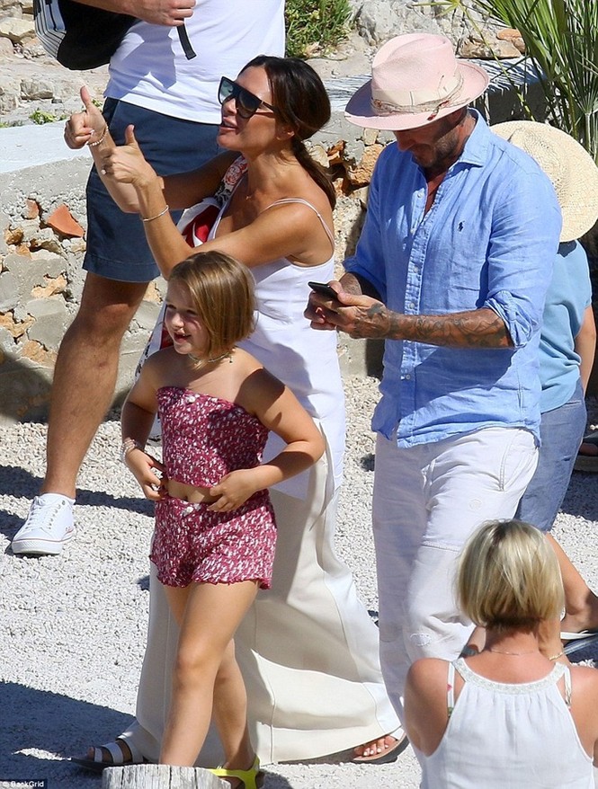 ‘Công chúa’ 7 tuổi nhà Beckham bụ bẫm, tóc ngắn cực dễ thương - ảnh 13