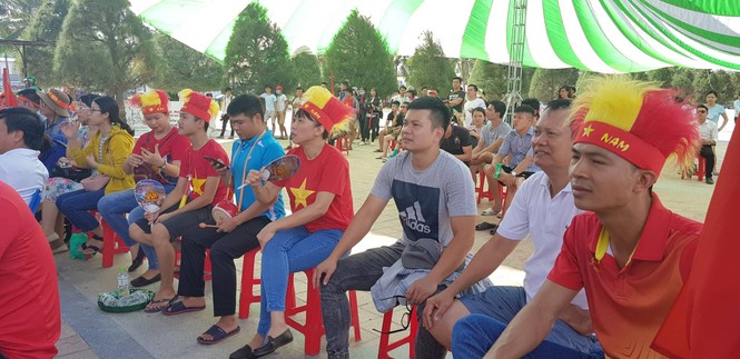 Cổ động viên tiếc nuối khi Việt Nam thua ở loạt penalty - ảnh 26