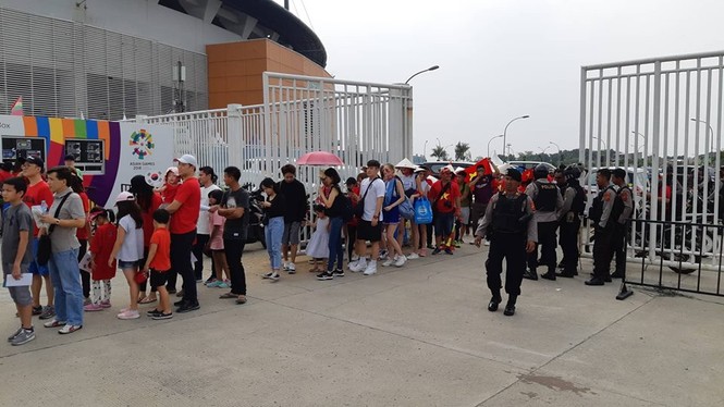 Olympic Việt Nam - UAE: An ninh vào sân vận động được thắt chặt - ảnh 4