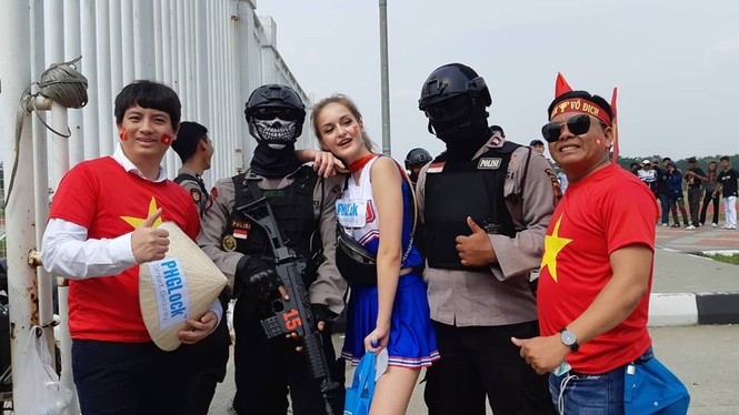 Olympic Việt Nam - UAE: An ninh vào sân vận động được thắt chặt - ảnh 6