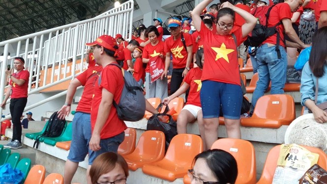 Cổ động viên tiếc nuối khi Việt Nam thua ở loạt penalty - ảnh 7