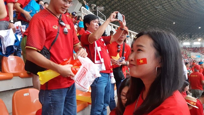 Cổ động viên tiếc nuối khi Việt Nam thua ở loạt penalty - ảnh 9