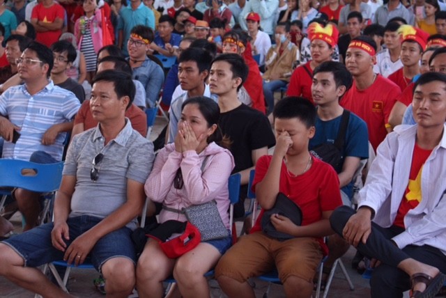 Cổ động viên tiếc nuối khi Việt Nam thua ở loạt penalty - ảnh 4