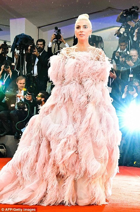 Lady Gaga lộng lẫy bất ngờ trên thảm đỏ LHP Venice - ảnh 5