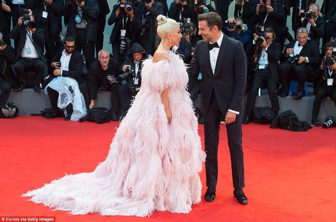 Lady Gaga lộng lẫy bất ngờ trên thảm đỏ LHP Venice - ảnh 12