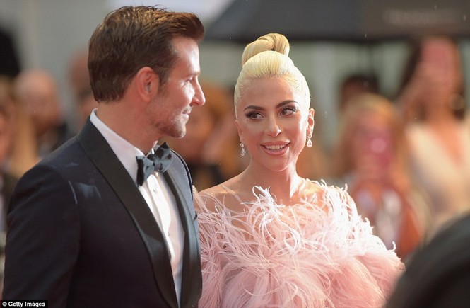 Lady Gaga lộng lẫy bất ngờ trên thảm đỏ LHP Venice - ảnh 13