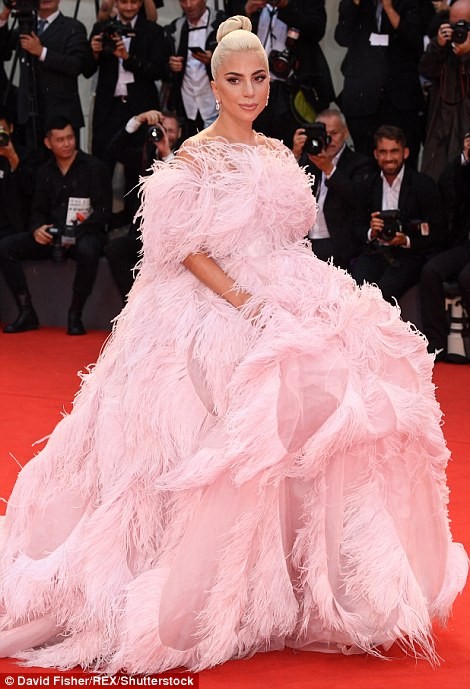 Lady Gaga lộng lẫy bất ngờ trên thảm đỏ LHP Venice - ảnh 2