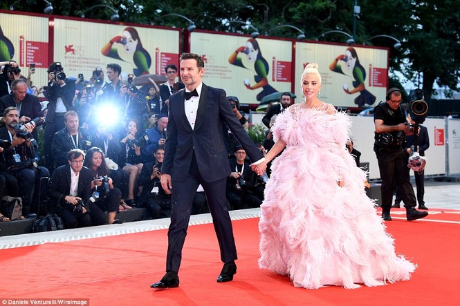 Lady Gaga lộng lẫy bất ngờ trên thảm đỏ LHP Venice - ảnh 11