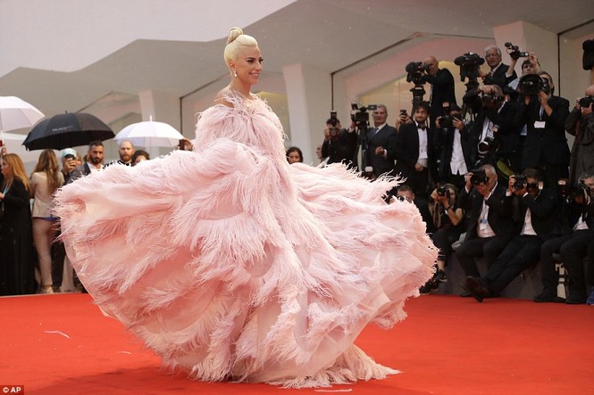 Lady Gaga lộng lẫy bất ngờ trên thảm đỏ LHP Venice - ảnh 6