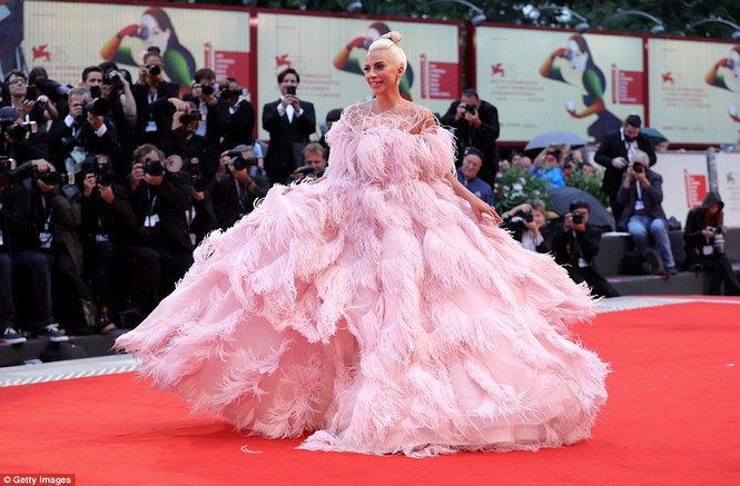 Lady Gaga lộng lẫy bất ngờ trên thảm đỏ LHP Venice - ảnh 7