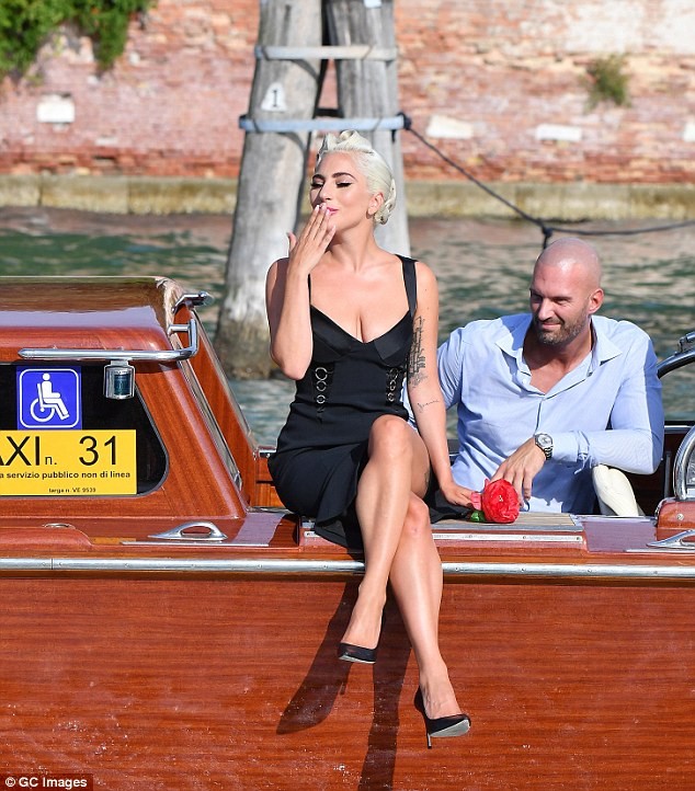 Lady Gaga lộng lẫy bất ngờ trên thảm đỏ LHP Venice - ảnh 22