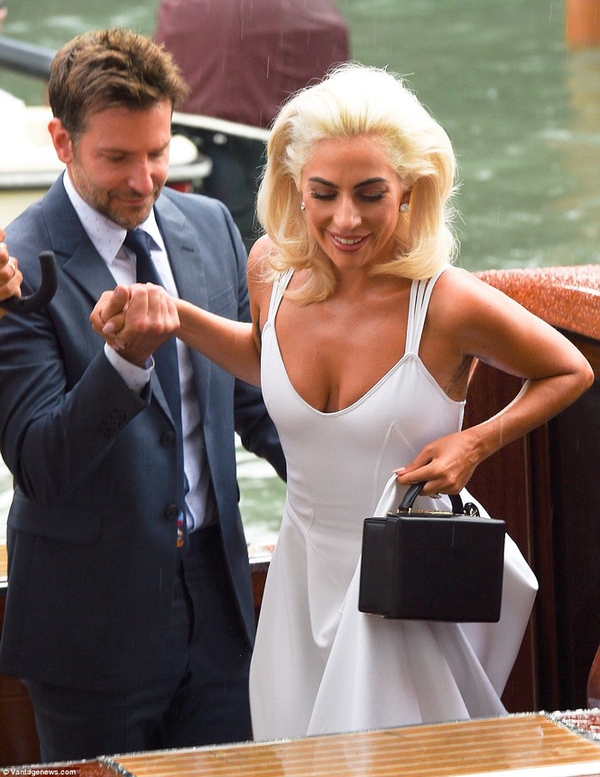 Lady Gaga lộng lẫy bất ngờ trên thảm đỏ LHP Venice - ảnh 15