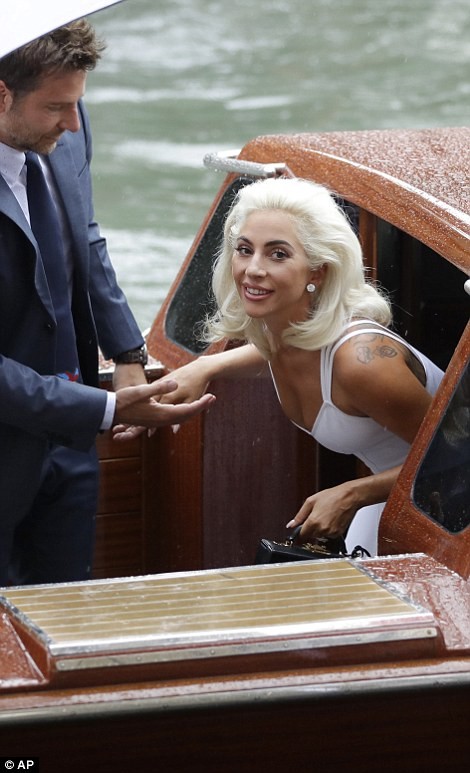 Lady Gaga lộng lẫy bất ngờ trên thảm đỏ LHP Venice - ảnh 16