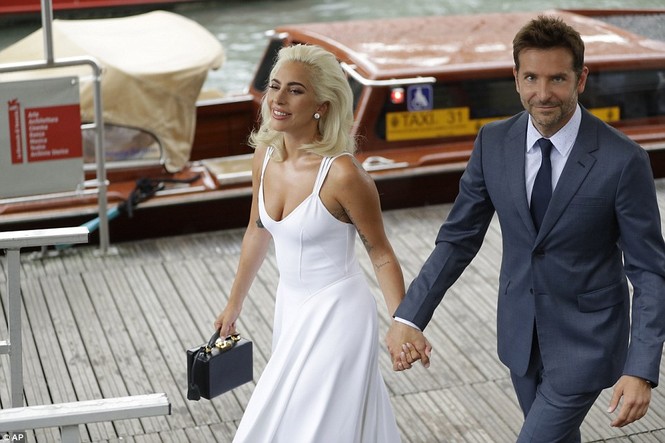 Lady Gaga lộng lẫy bất ngờ trên thảm đỏ LHP Venice - ảnh 18