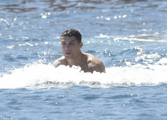 Ronaldo và bạn gái xinh đẹp gợi cảm trên du thuyền - ảnh 9