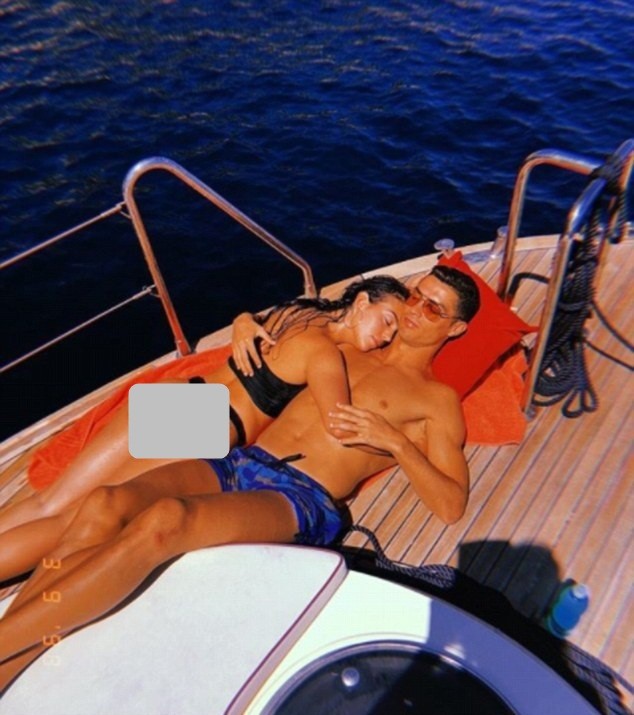 Ronaldo và bạn gái xinh đẹp gợi cảm trên du thuyền - ảnh 1