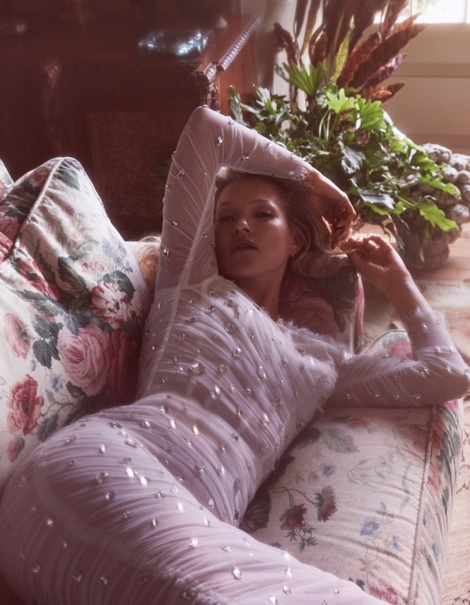 Kate Moss U50 hững hờ trễ nải vô cùng quyến rũ - ảnh 10