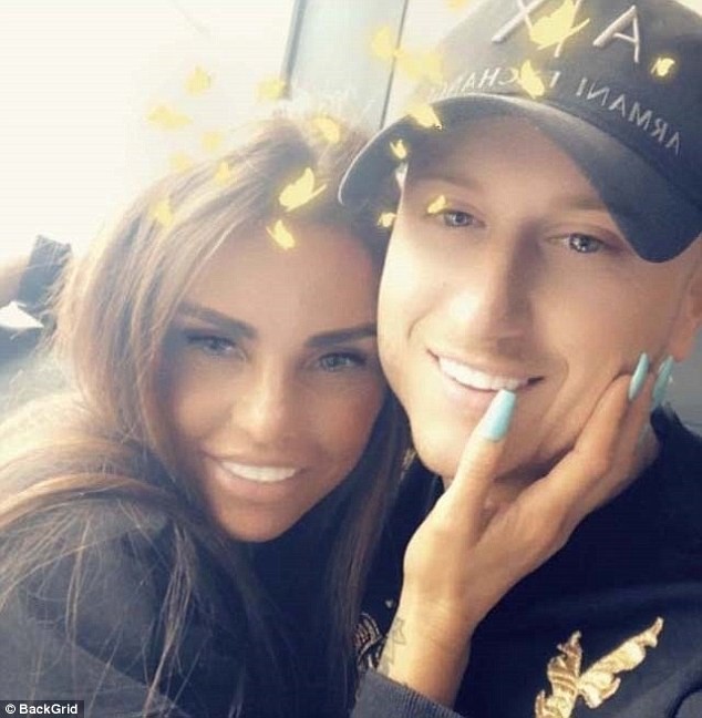 Katie Price âu yếm bồ mới sau chưa đầy 24 giờ chia tay tình cũ - ảnh 9