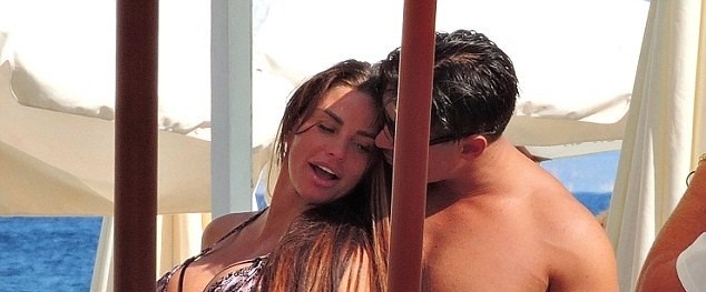 Katie Price âu yếm bồ mới sau chưa đầy 24 giờ chia tay tình cũ - ảnh 1