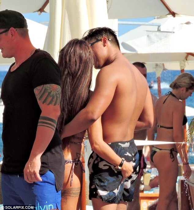 Katie Price âu yếm bồ mới sau chưa đầy 24 giờ chia tay tình cũ - ảnh 4