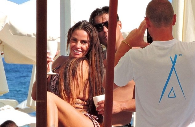 Katie Price âu yếm bồ mới sau chưa đầy 24 giờ chia tay tình cũ - ảnh 2