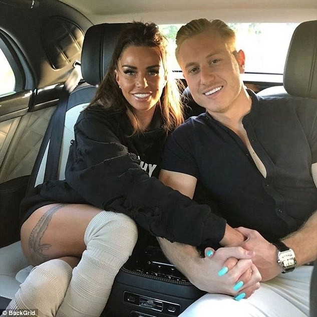 Katie Price âu yếm bồ mới sau chưa đầy 24 giờ chia tay tình cũ - ảnh 10