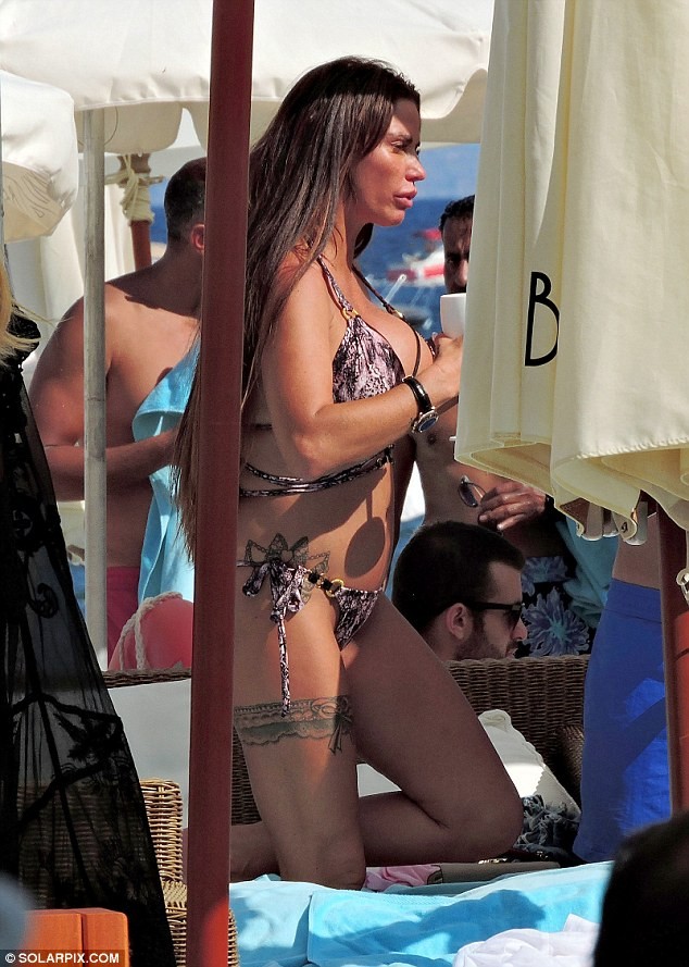 Katie Price âu yếm bồ mới sau chưa đầy 24 giờ chia tay tình cũ - ảnh 6