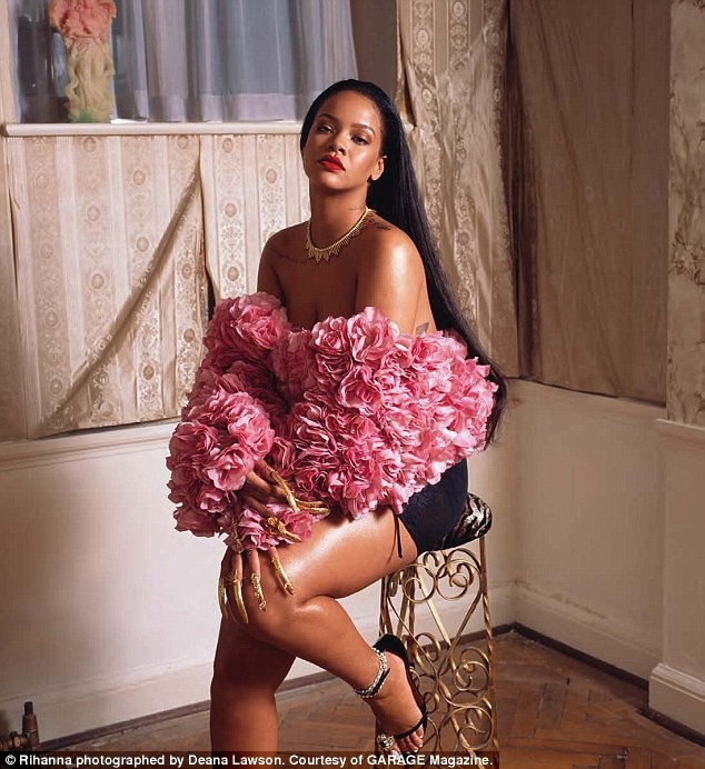 Rihanna gợi tình với áo hoa hồng cúp ngực - ảnh 1