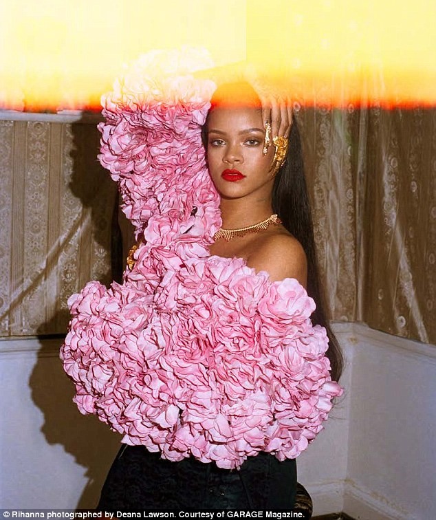 Rihanna gợi tình với áo hoa hồng cúp ngực - ảnh 2