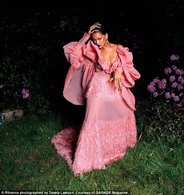 Rihanna gợi tình với áo hoa hồng cúp ngực - ảnh 5